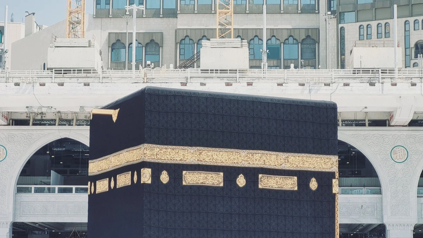 معتمرون في ساحة الحرم